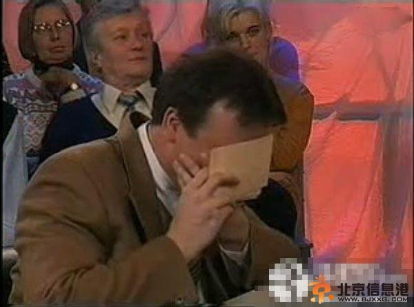 女主播播新闻时纽扣飞脱