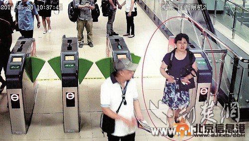 武汉地铁劫案监控视频曝光 “碎花裙”女子跌倒后趁乱顺包【组图】