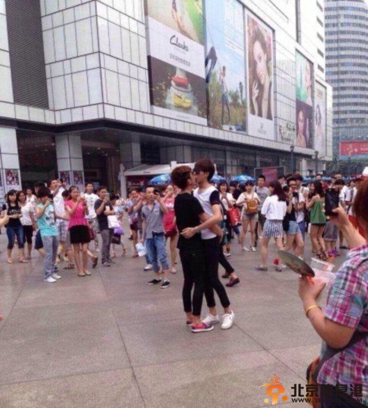 成都春熙路男男接吻引围观 节操碎了一地【图】