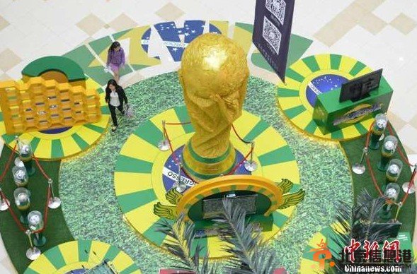 五米高巨型大力神杯亮相苏州 印象城内各届世界杯比赛用球静态展示