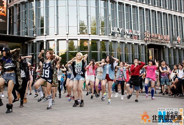 筷子兄弟《小苹果》震碎三观 老男孩苹果舞惊艳遭疯狂模仿