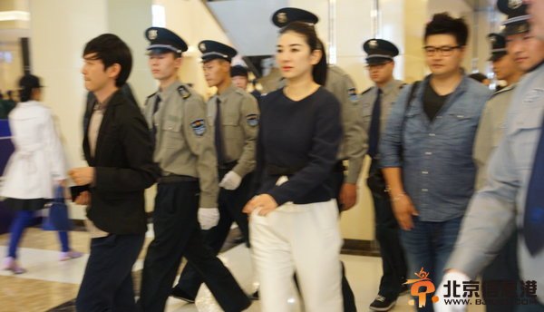 黄奕发胖臃肿难辨认 贵妇架势十足赚奶粉钱