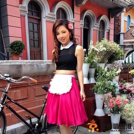 邓紫棋与金秀贤合作晒性感女仆照教授造型迷人