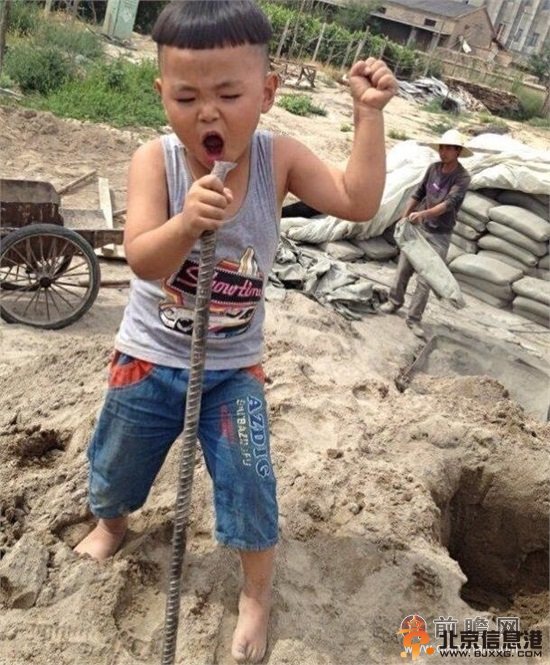 “摇摆小歌神”爆红网络 5岁工地萌娃超牛动作被赞重金属接班人