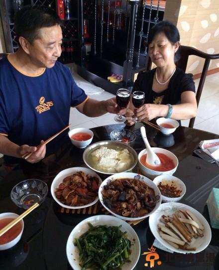 田亮父母出境自拍《舌尖上的家宴》