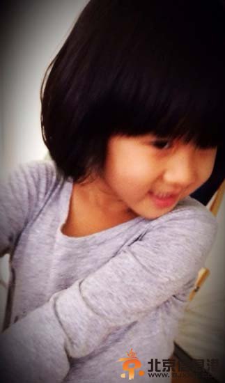 陆毅女儿齐刘海萌照 长相愈发像爸爸