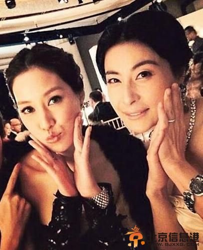 郭晶晶拍照罕见卖萌 豪门阔太与徐子淇比奢华