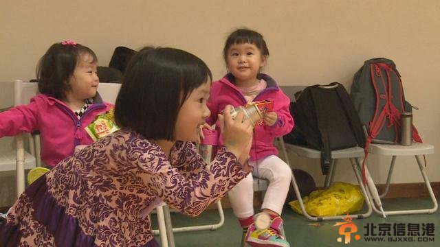 乃爸甜心哈尔滨街头引围观王中磊教儿子喂猪