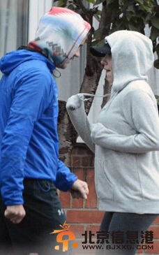 斯嘉丽与未婚夫开心嬉闹