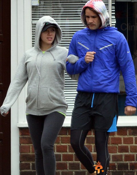 斯嘉丽与未婚夫挽臂同行