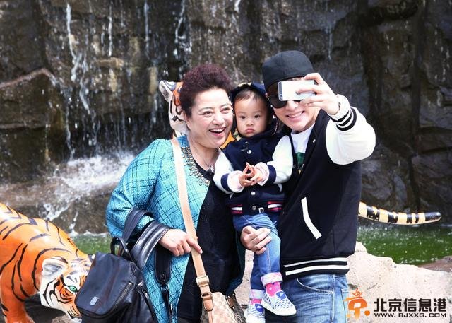 乃爸甜心哈尔滨街头引围观王中磊教儿子喂猪