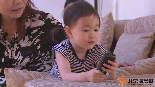 乃爸甜心哈尔滨街头引围观王中磊教儿子喂猪