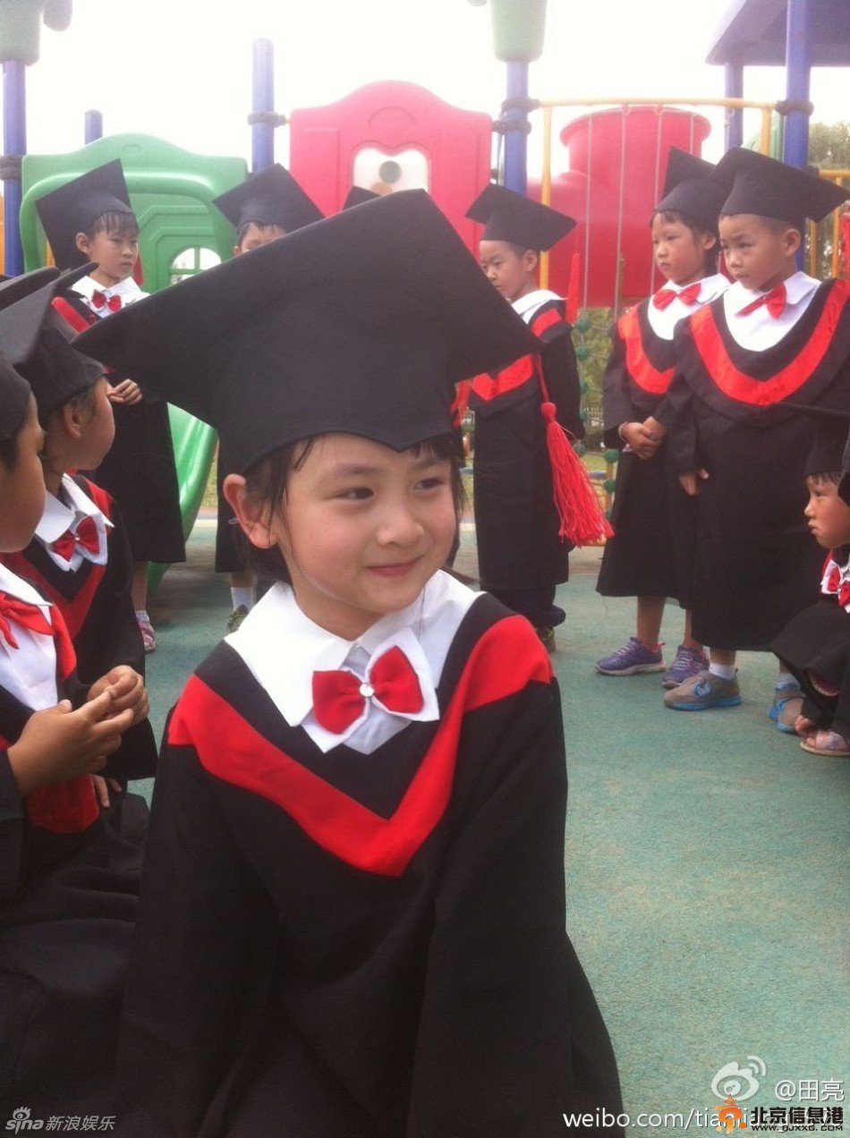 田亮微博晒女 森碟幼儿园学士服毕业照萌翻天