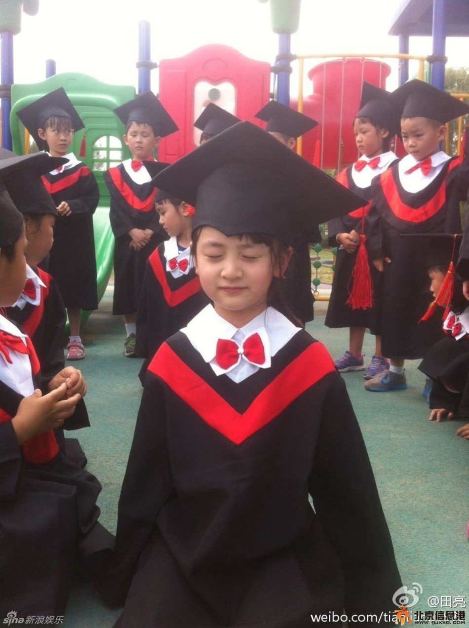 田亮微博晒女 森碟幼儿园学士服毕业照萌翻天