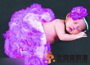 小蕊蕊打扮得像一朵鲜花。