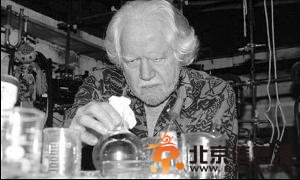“摇头丸之父”因肝癌去世：曾在妻子身上试药