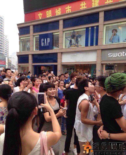 成都办男男接吻大赛太没节操 那画面太美我不敢看【组图】