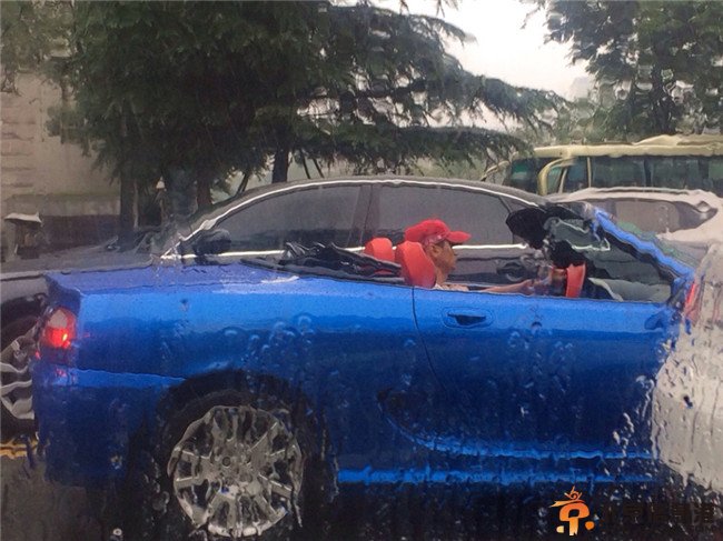 土豪雨中开敞篷车 网友称司机为“敞篷哥”【组图】