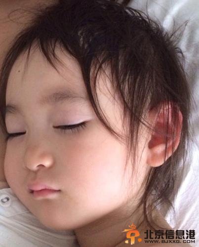 李小鹏晒照片曝奥莉感冒发烧网友:好心疼