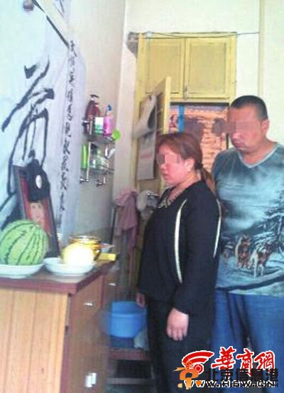 男子托举落水妻子 用生命诠释对妻子的爱(图)