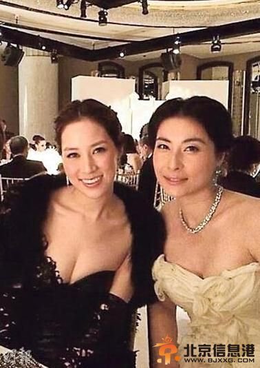 郭晶晶穿比基尼抱儿戏水卖萌 坦胸露乳不时嘟嘴玩萌妹子湿身诱惑（图）