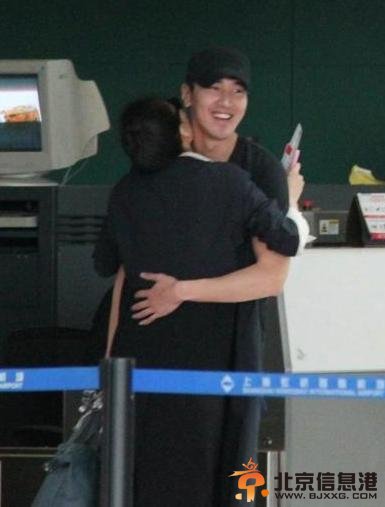 高圆圆赵又廷机场再亲热忘情热吻旁若无人