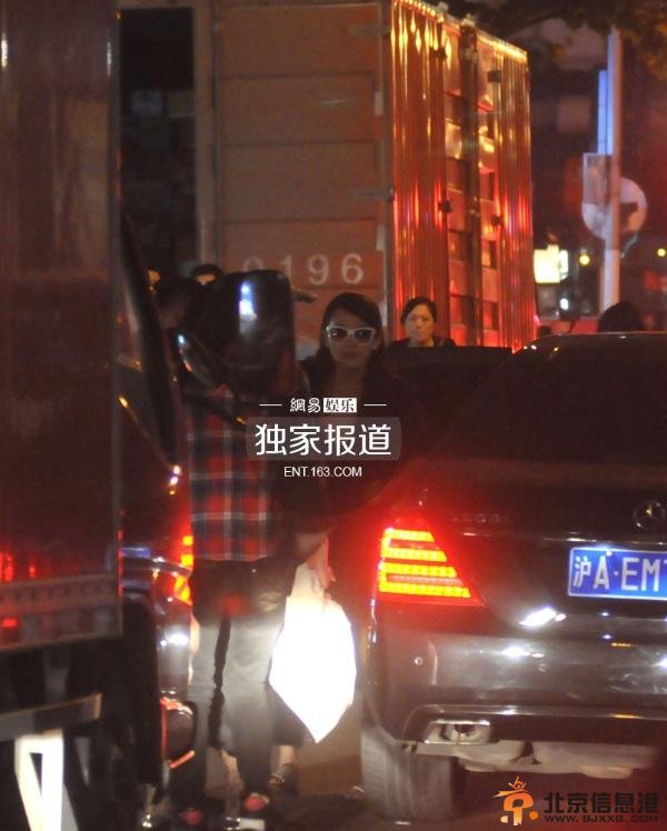 章子怡汪峰吃火锅 黑衣保镖护驾