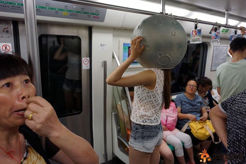 <a href='http://www.bjxxg.cn/' target='_blank'><u>北京地铁</u></a>内惊现月球女孩 引发网络热议【图】