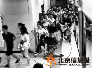 武汉地铁劫案碎花裙女子 民警喊你归还提包【组图】