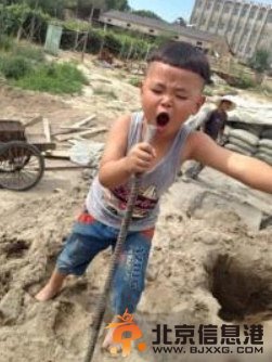 摇摆小歌神身份曝光 自贡5岁萌娃手握钢筋当麦克风声嘶力竭唱萧敬腾《王妃》