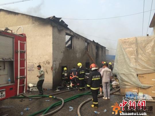 哈尔滨多户存放家电仓库起火 过火面积约数百平米 