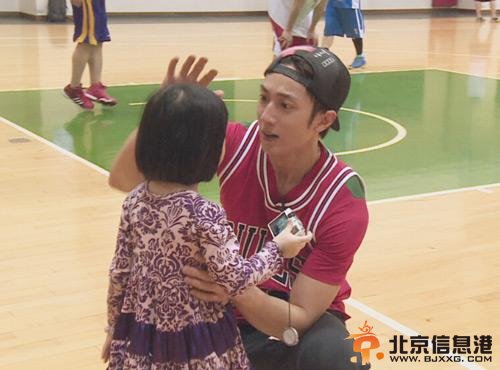 贾乃亮一家三代同堂欢乐多不会带孩子是遗传