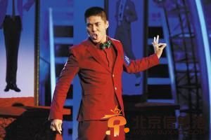 杨金赐哑剧表演打动观察员，冯小刚现场索要电话号码。