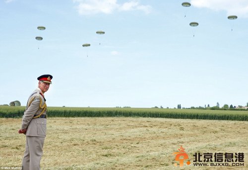 英国王储查尔斯欣赏由英、法、美、加军参与的跳伞表演。