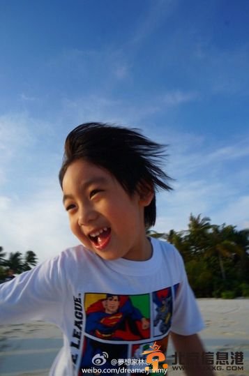 林志颖晒Kimi海边追浪照。图片来源：林志颖微博