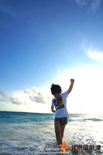 林志颖晒Kimi海边追浪照。图片来源：林志颖微博