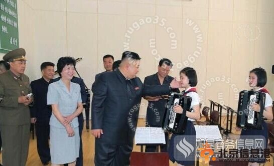 金正恩摸女生 女娃娃脸蛋好有弹性（图）