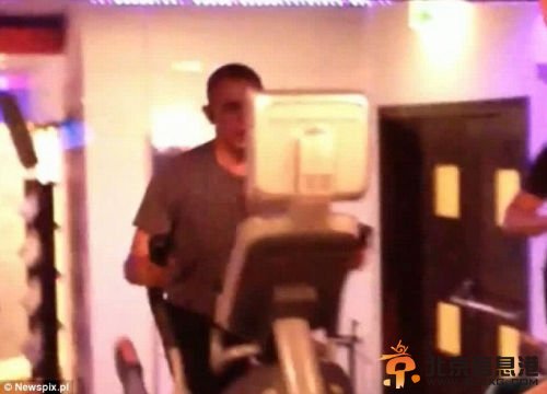 奥巴马安保现漏洞举哑铃健身时遭偷拍（组图）（4）