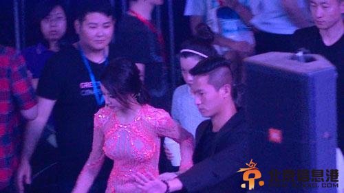 蔡依林贴身保镖爆红网络网友惊呼帅过锦荣