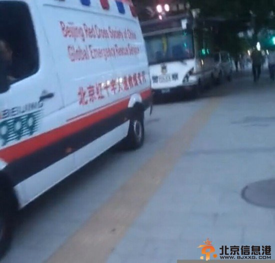 现场：有警车 救护车