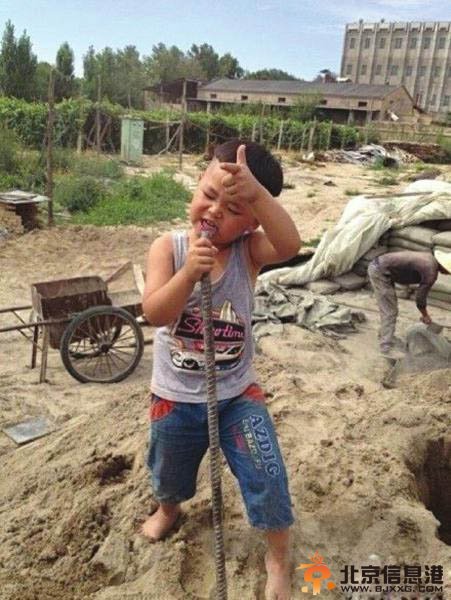 视频：工地重金属男孩爆红网络 小男孩钢筋当话筒摇自信滚范乐翻网友