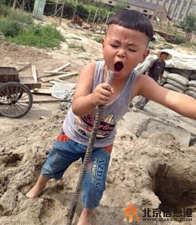 视频：工地重金属男孩爆红网络 小男孩钢筋当话筒摇自信滚范乐翻网友