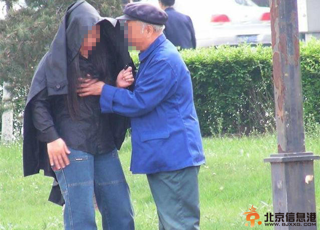 哈尔滨现色情服务老头乐 街边拥吻伤风败俗[组图]