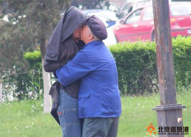 哈尔滨现色情服务老头乐 街边拥吻伤风败俗[组图]