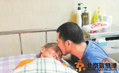 云南弑母孝子重返东莞打工 存够一万元给妈妈立块墓碑