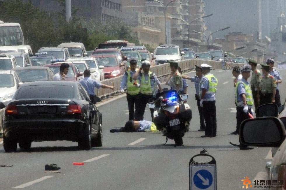 组图：<a href='http://www.bjxxg.cn/news/beijing/' target='_blank'><u>北京</u></a>无牌奥迪撞飞交警10米远 现在人到底是怎么了
