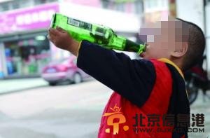 6岁男孩畅饮白酒解渴导致身亡！子不教 父子过！