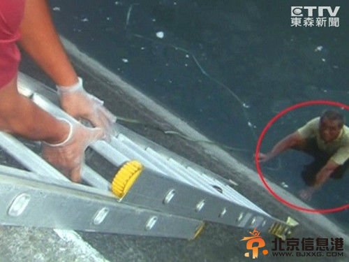 三人酒后相约跳河一人跳下两人岸上狂笑（图）