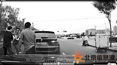 演员周炜开霸王车 当事人：相互“别车”后双方起争执