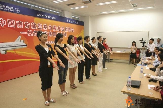 带你走进鬼扯的礼仪小姐训练课程 是形式大国还是选美比赛